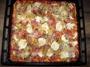 Pizza fertig belegt