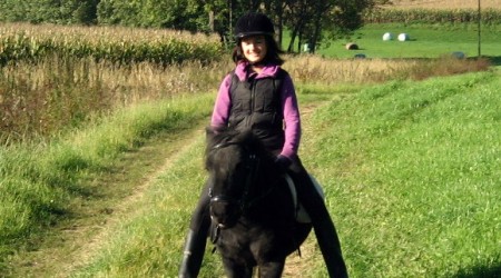 Hannah und ihr Shetlandpony Spirit