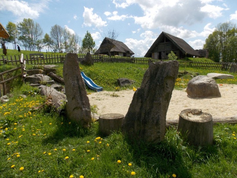 Spielplatz mit Blick auf die Keltenhäuser