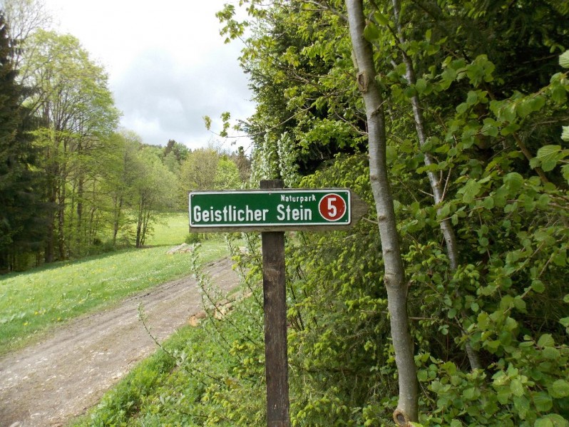 Hinweisschild Geistlicher Stein