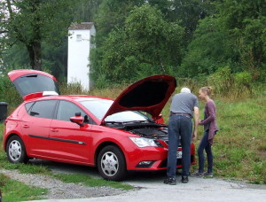 Annika bekommt vor der Prüfung noch schnell erklärt, wie ein Auto funktioniert :-)